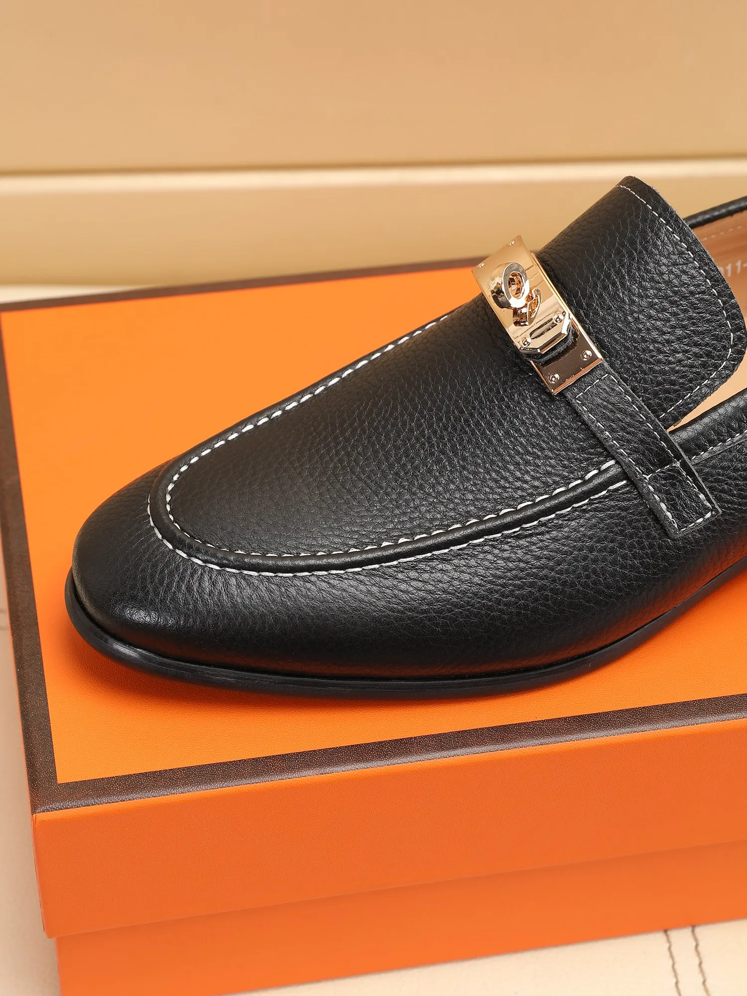 Factory price 440💶[HERMES] (cowhide lining)🍀Italian top luxury🍀He does not pursue novel styles and gorgeous colors, but attracts the favor of successful men with his flawless, elegant and classic style! This very, very comfortable, simple and stable style makes it easy to match any style! The pattern is absolutely 1:1 refined from the original case, and we strive for excellence in materials, imported cowhide + cowhide lining💪💪💪extraordinary texture👍! .Code number: 39 to 44 (38.4546 customized)